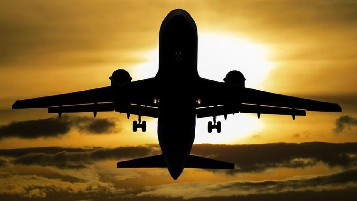 Justiça condena empresa aérea a indenizar clientes com R$20 mil por atraso de 40 minutos em voo internacional