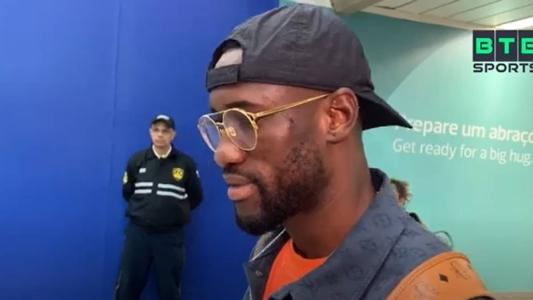 O zagueiro Bastos em sua chegada ao Rio de Janeiro