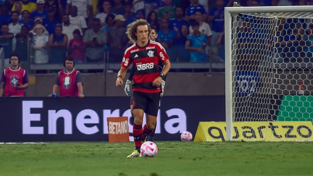David Luiz sofre entorse e inicia tratamento; Flamengo descarta fratura