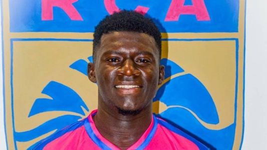 O zagueiro deixou o campo após mal estar