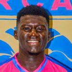 Zagueiro de 21 anos passa mal em campo e morre a caminho do hospital