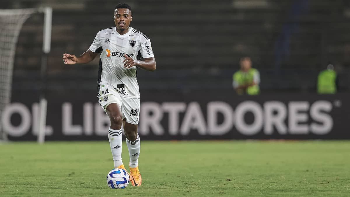 Jemerson cobra respostas após ataques racistas contra delegação do Atlético na Venezuela: 'até quando?'