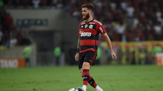 O zagueiro Léo Pereira em ação pelo Flamengo contra o Fluminense