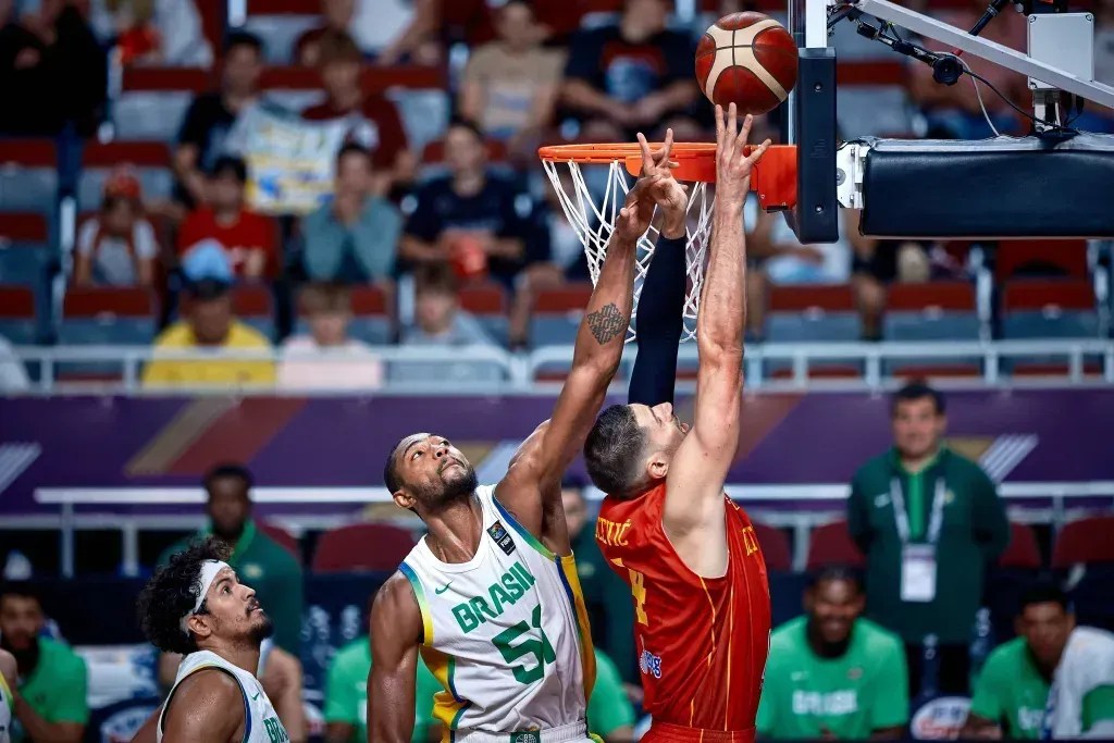 Com brilho de Bruno Caboclo, Brasil vence Montenegro pelo Pré-Olímpico de Basquete