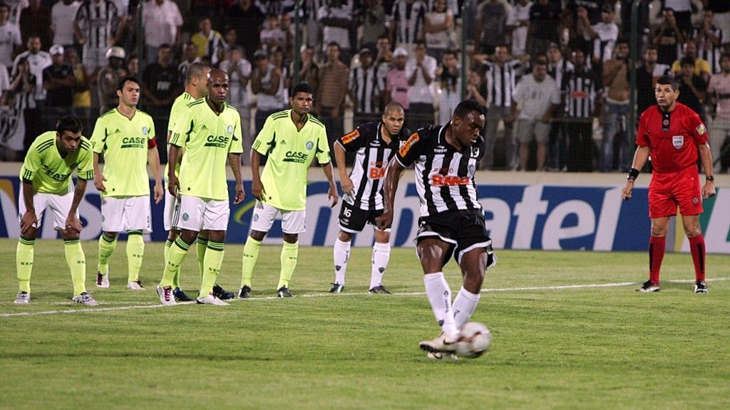 Ex-Atlético revela ídolo de gigante da Série A que fumava na concentração