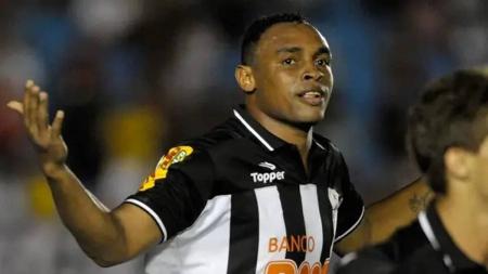 Obina brilhou no único clássico realizado no Parque do Sabiá