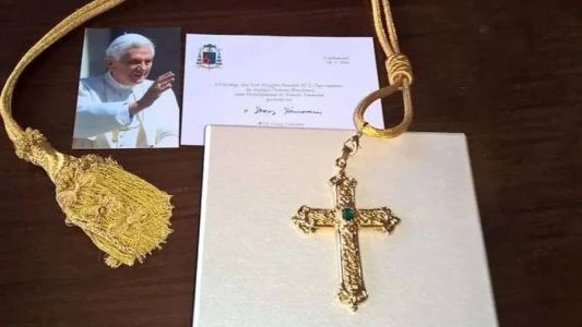 Objeto foi doado para igreja após papa Bento XVI renunciar