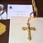 Cruz que foi de papa Bento XVI é roubada de igreja na Alemanha