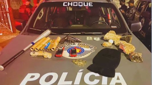 Objetos apreendidos em ônibus que transportavam torcedores