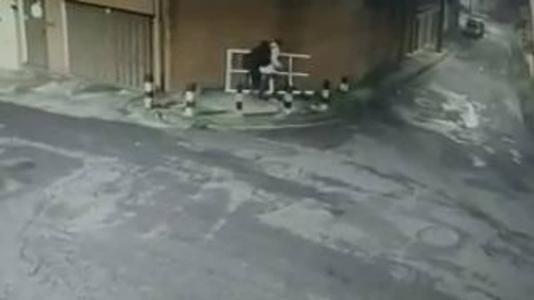 Objetos de metal são alvo de furto para venda no mercado ilícito. Câmeras da Prefeitura flagram a ação dos infratores