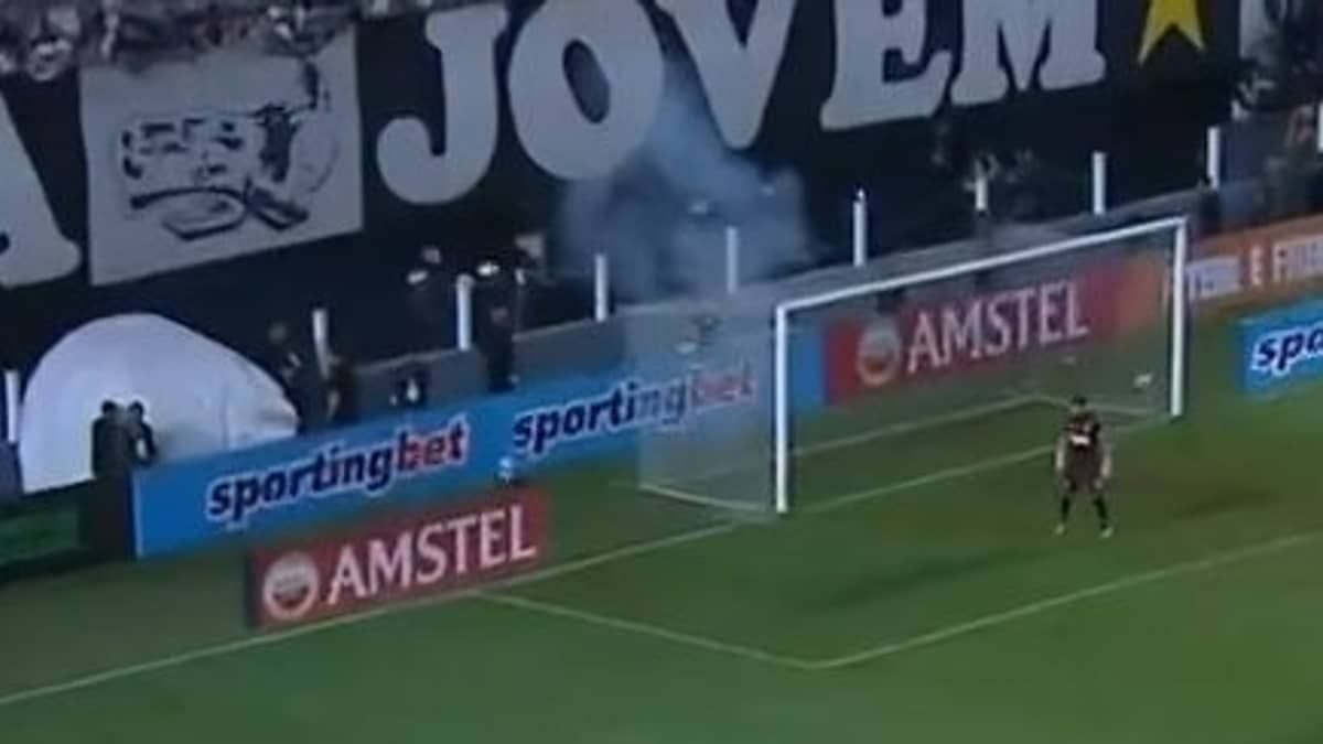 Torcedores do Santos atiram bombas em direção a goleiro do Newell's