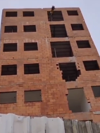 Vídeo: 'Obra sem coluna?' Moradora reclama da construção dias antes de desabamento