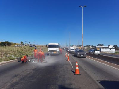Obra de recapeamento entre a Av. Pedro II e a Av. Carlos Luz, faixa da direita