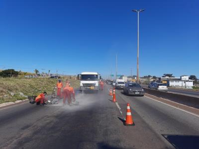 Obra de recapeamento entre a Av. Pedro II e a Av. Carlos Luz, faixa da direita