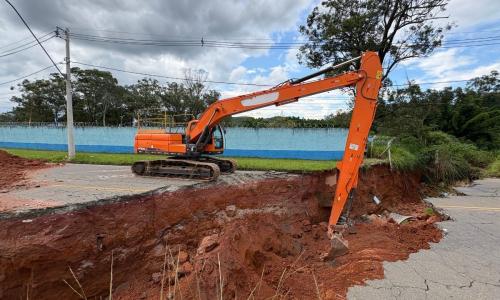Obras na cratera aberta após chuva forte no Acesso Norte estão em andamento