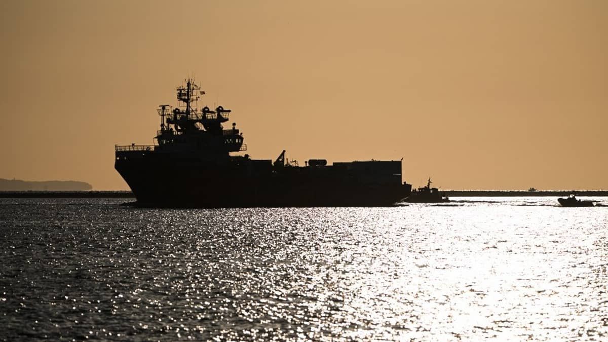 Navio humanitário resgata quase 90 migrantes que tentavam chegar à Europa