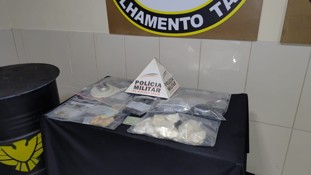 Suspeito acusa policiais de plantarem drogas durante abordagem em Barbacena