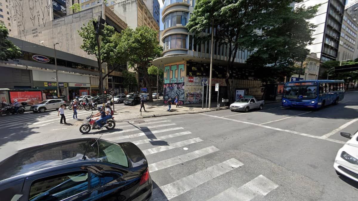 Morador de rua é preso após atacar pessoas e morder um policial no Centro de BH