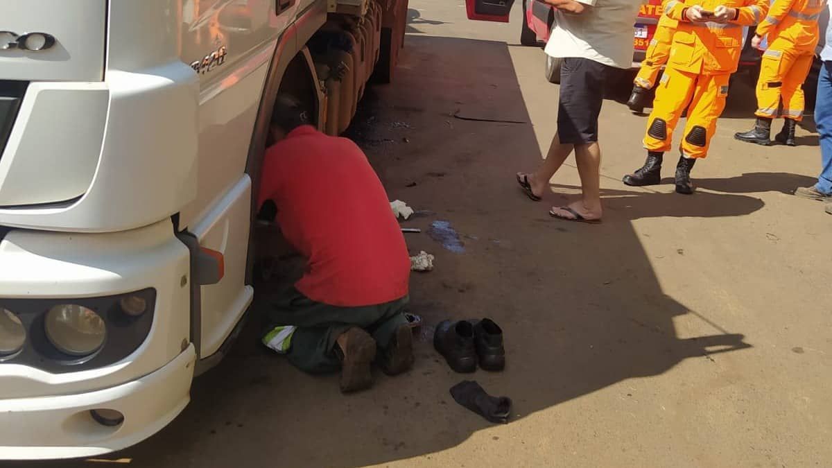 Caminhão cai em cima de pé de mecânico que fazia manutenção nos freios em Minas