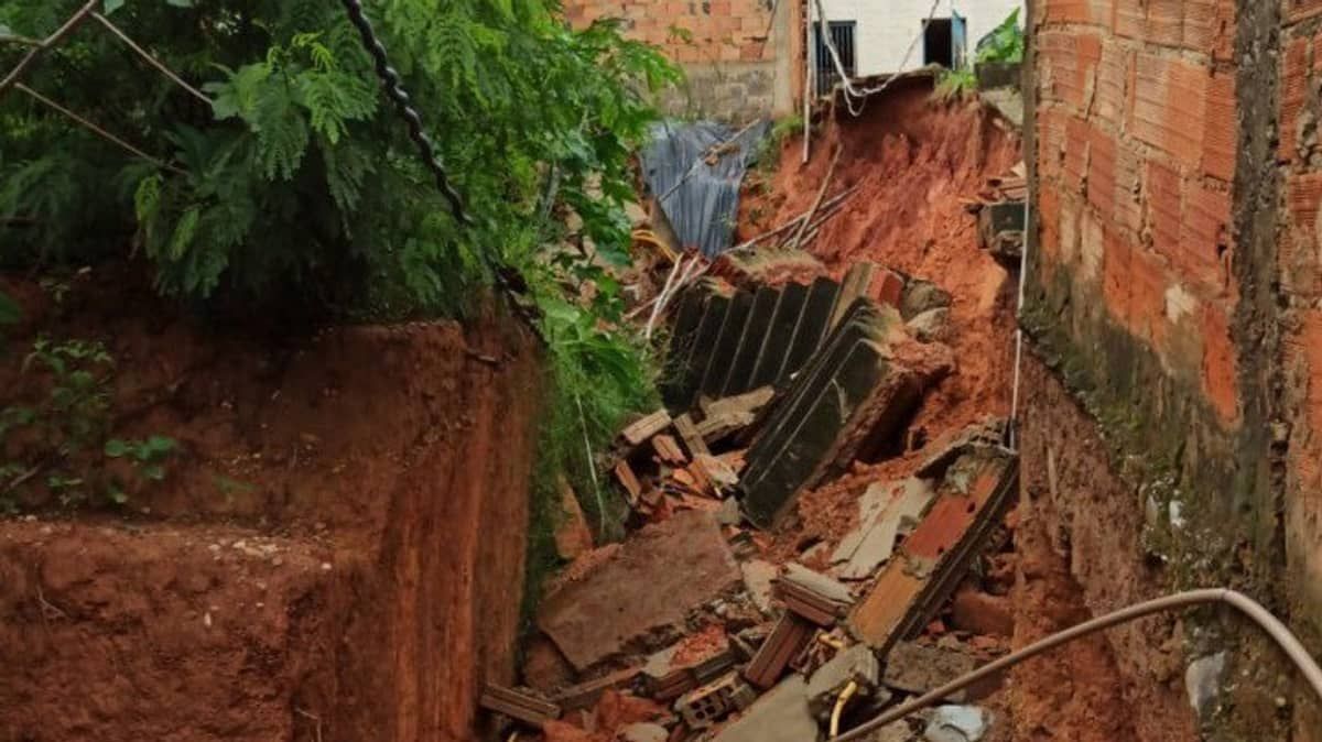 Moradores ficam presos em casa após queda de talude em Ribeirão das Neves