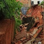 Moradores ficam presos em casa após queda de talude em Ribeirão das Neves
