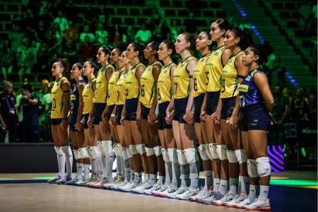 Jogadoras do Brasil antes da partida pela fase final da VNL