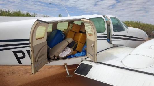 Ocupantes da aeronave fugiram por uma mata