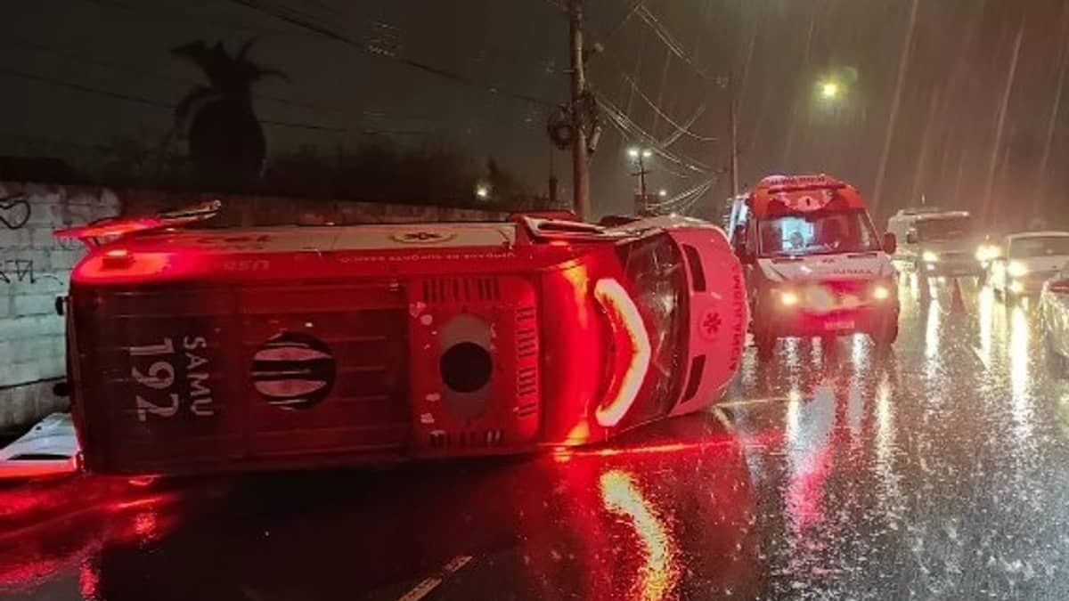 Ambulância tomba e deixa feridos na avenida Antônio Carlos, em BH 