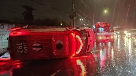 Ocupantes da ambulância tiveram ferimentos leves