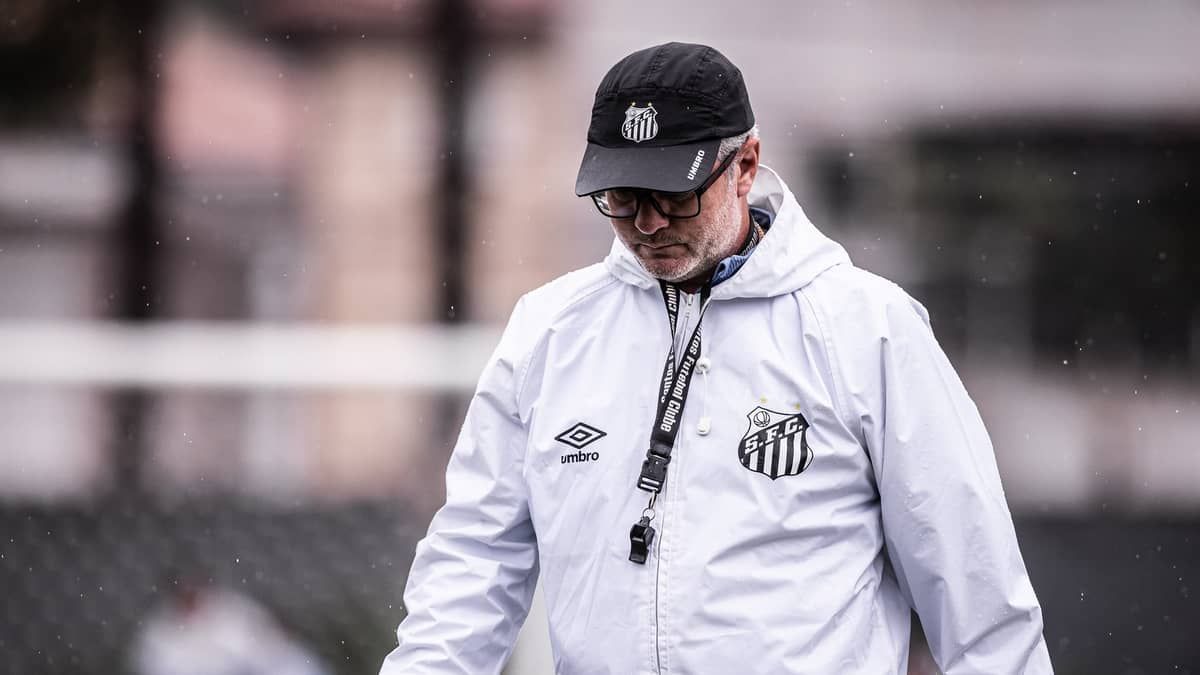 Odair Hellmann ganha força no Vasco, mas clube tem cautela