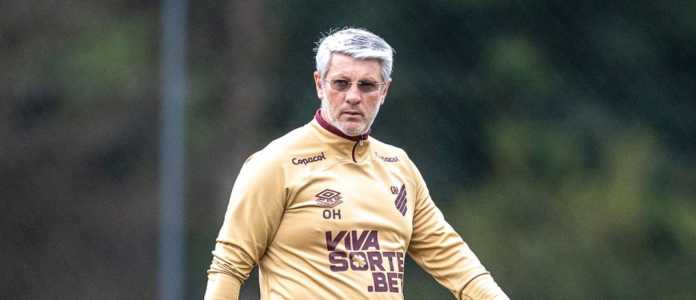 Técnico Odair Hellmann prepara equipe do Athletico-PR para enfrentar o Atlético-GO