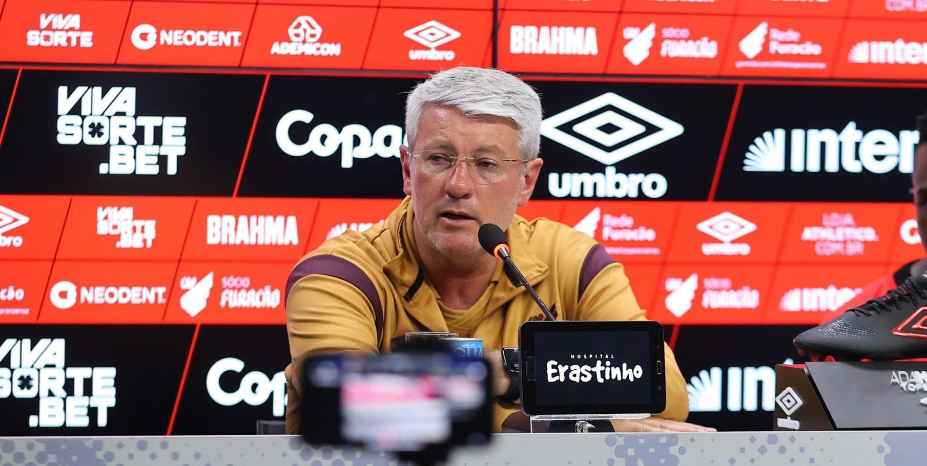 Odair Hellmann, do Athletico-PR, recebe propostas e toma decisão