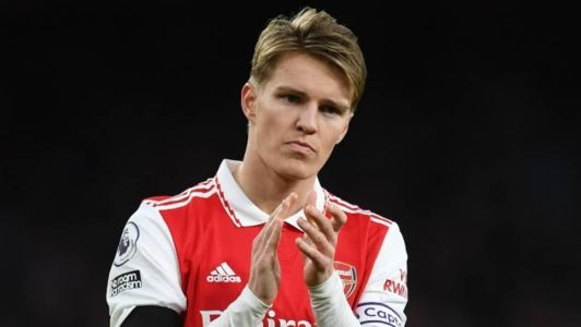Odegaard aplaude torcida dos Gunners após o empate dentro de casa