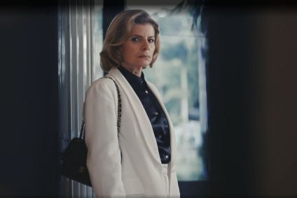 Olhares de Odete Roitman entregam mudança de segredo em Vale Tudo