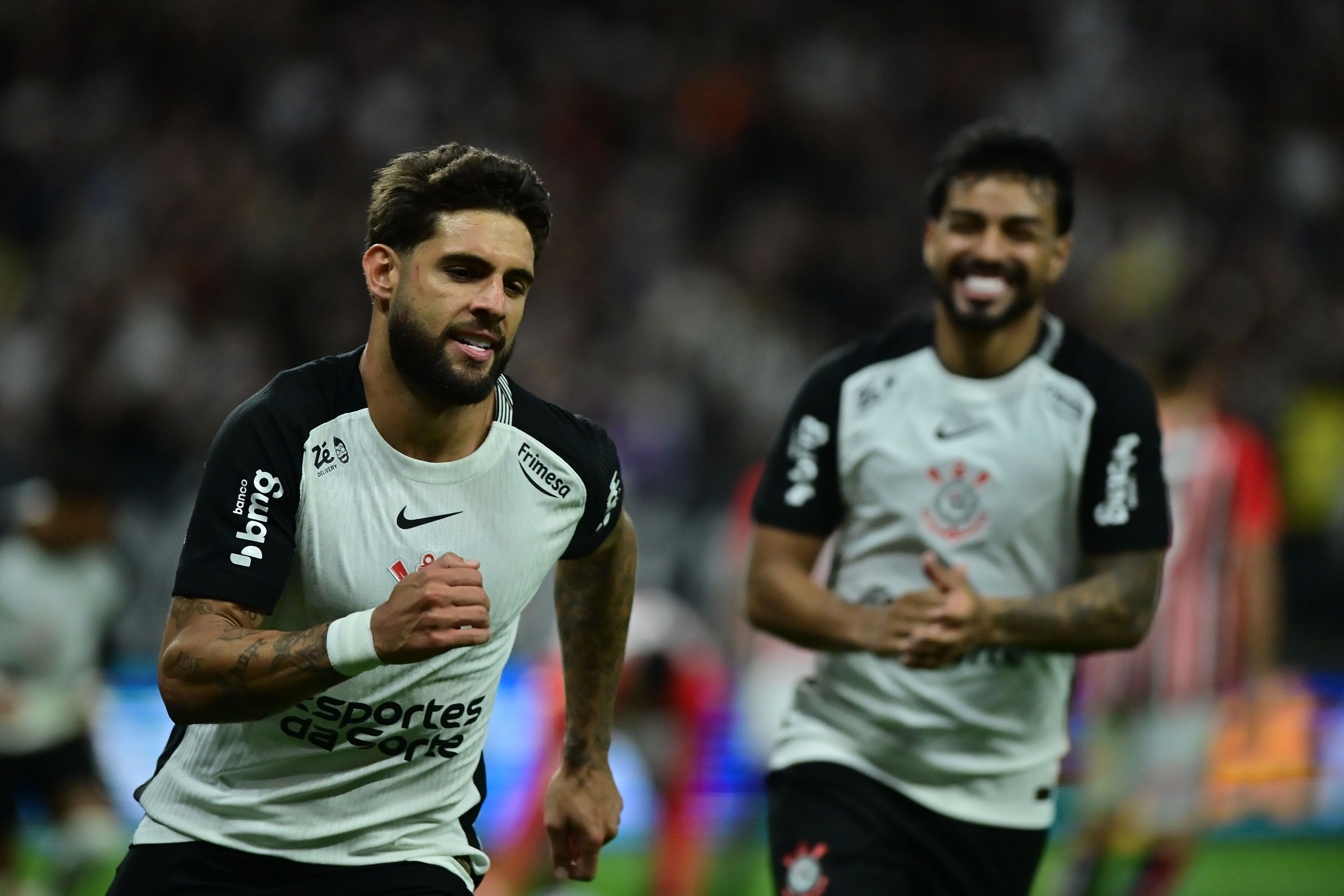 Com gols de Memphis e Yuri, Corinthians vence São Paulo pelo Brasileiro