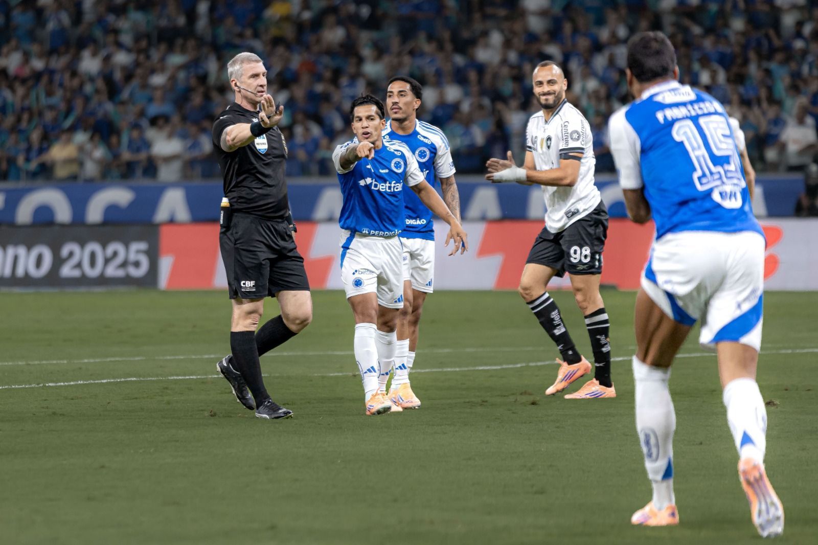 Cruzeiro x Botafogo: o que disse o VAR para Daronco em análises de pênalti e expulsão