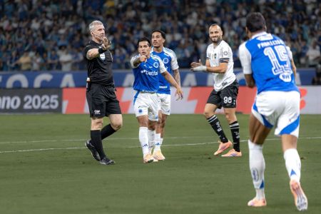 Anderson Daronco apitou o duelo entre Cruzeiro e Botafogo, pelo Brasileirão