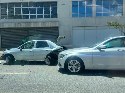 Oficial de Justiça com suspeita de embriaguez é presa após prensar idoso entre carros em BH