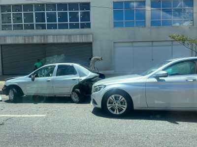 Oficial de Justiça com suspeita de embriaguez é presa após prensar idoso entre carros em BH
