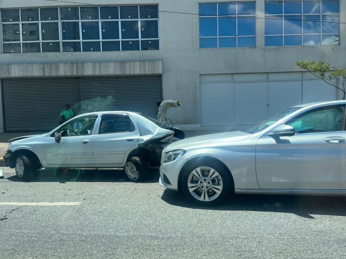 Oficial de Justiça com suspeita de embriaguez é presa após prensar idoso entre carros em BH