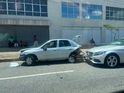 Oficial de Justiça com suspeita de embriaguez é presa após prensar idoso entre carros em BH