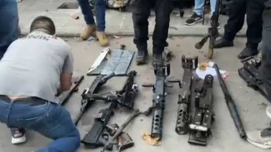 Oito armas foram apreendidas pelos policias