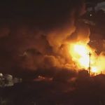 Bombeiros combatem incêndio em indústria química de São Paulo