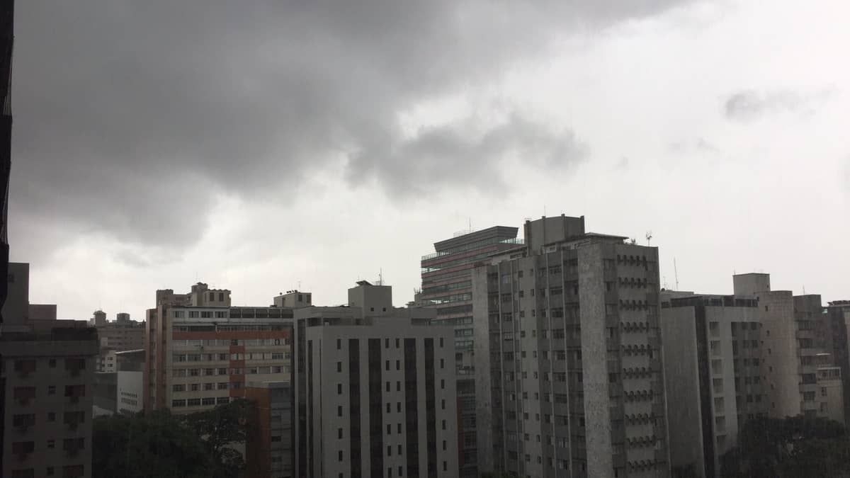Oito regionais de Belo Horizonte estão sob alerta de risco geológico nesta segunda-feira 