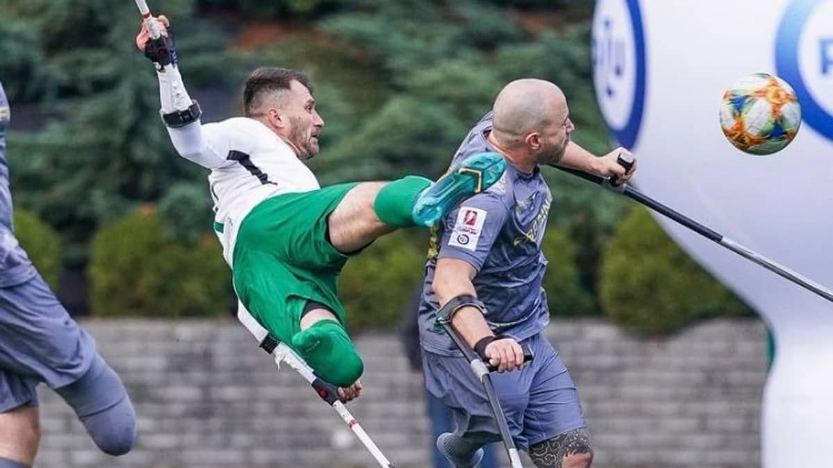 Jogador amputado vence o Prêmio Puskas e desbanca gol de Richarlison