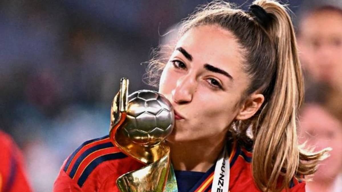 Olga Carmona, autora de gol decisivo na Copa do Mundo, perdeu pai na véspera da final