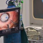 Idoso cego há mais 40 anos recupera parte da visão após cirurgia inédita no mundo 