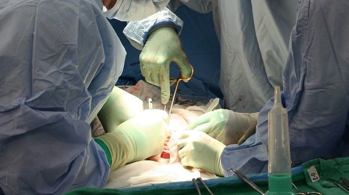 Adolescente morre ao ser operado por falso médico que realizou procedimento seguindo tutorial do YouTube