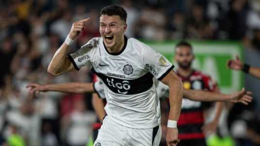 Olimpia marcou três gols de cabeça e eliminou o Flamengo, atual campeão da América