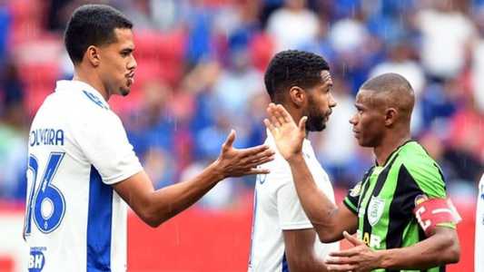 Oliveira cumprimenta volante Juninho, do América, antes de clássico, em Brasília